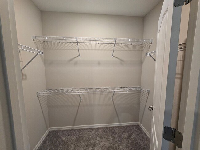 Building Photo - Stunning 4 bedroom, 2-bathroom home