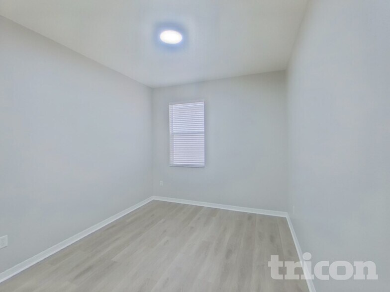 Building Photo - 420 Kings Path Dr