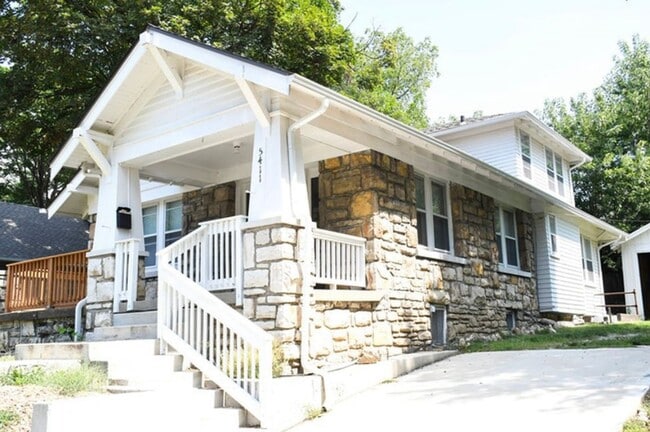 Building Photo - Charming 3-Bed Home with Fireplace & Hardw...