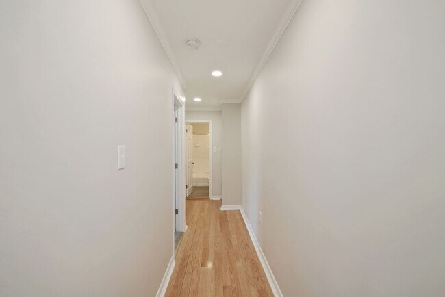 Building Photo - 10619 Weymouth St