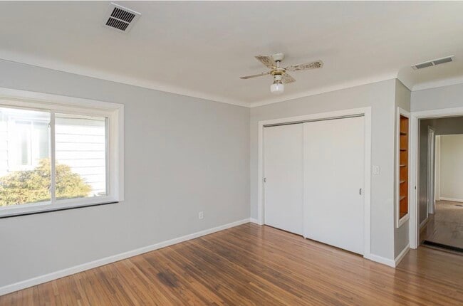 Building Photo - 533 W 8th St