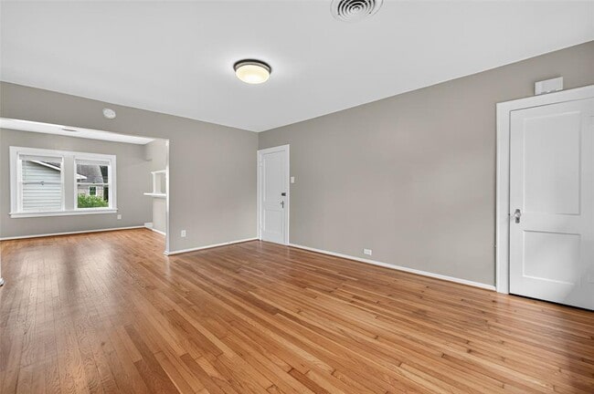 Building Photo - 2343 Wroxton Rd