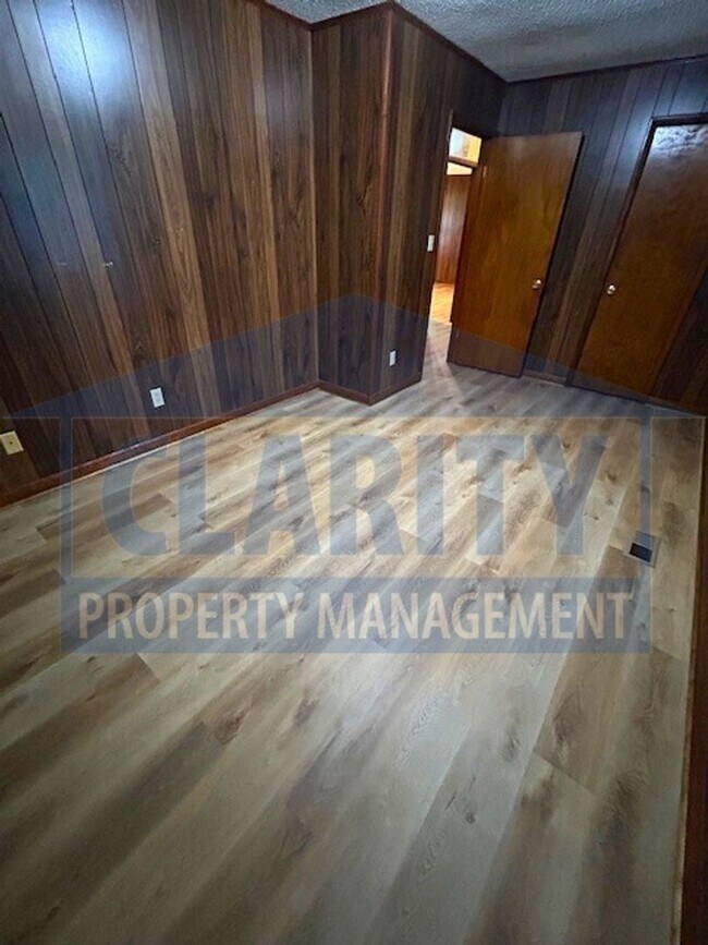 Building Photo - Spacious three bedroom home