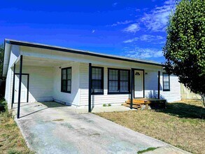 Building Photo - 3-Bedroom Home with Large Yard – Close to Schools!