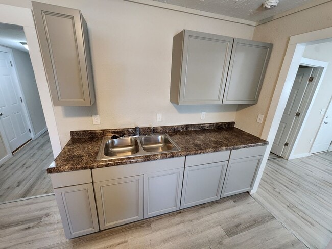 Building Photo - Spacious 1-Bedroom, 1-Bathroom Home AVAILA...