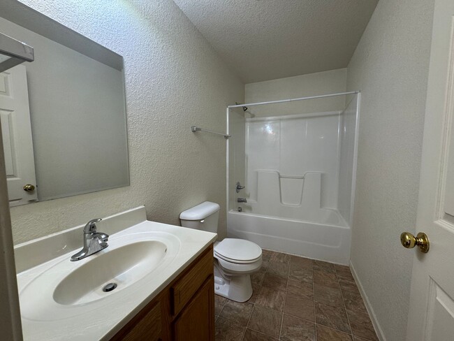 Building Photo - 3 Bed 2 Bath Duplex To Include Single Car ...