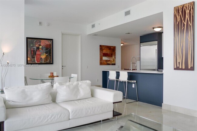 Building Photo - 1300 Brickell Bay Dr