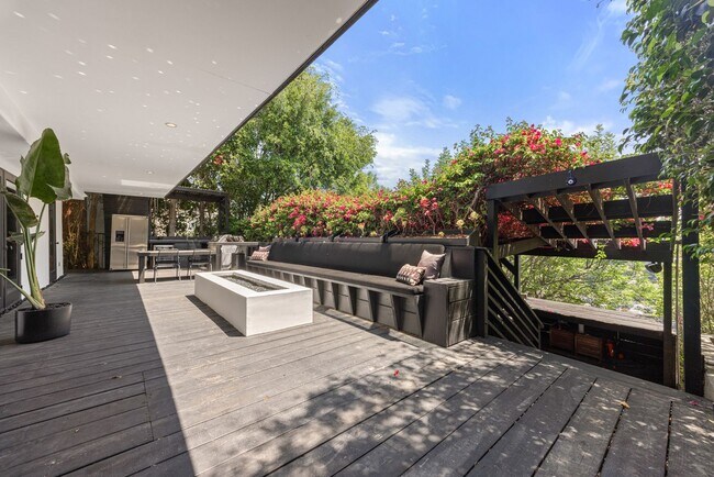 Building Photo - Architectural Contemporary with Panoramic ...