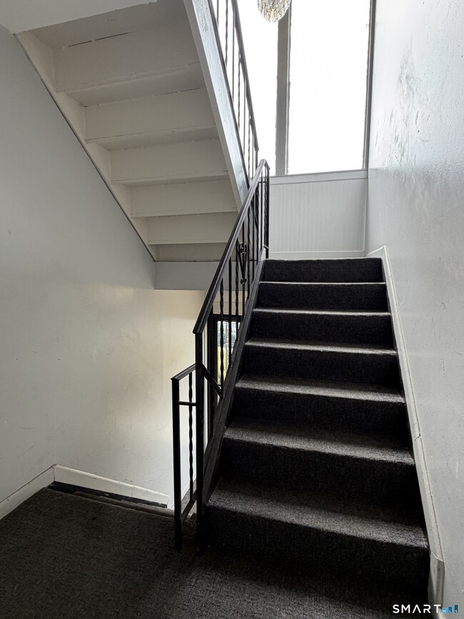 Building Photo - 179 Elm St