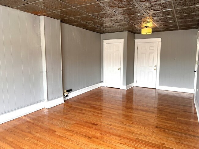 Building Photo - 2 Raymond Ave