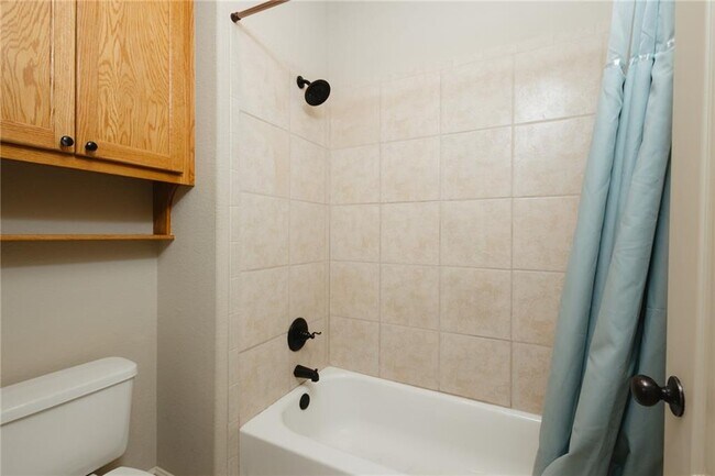 Building Photo - 621 Rockcliff Rd