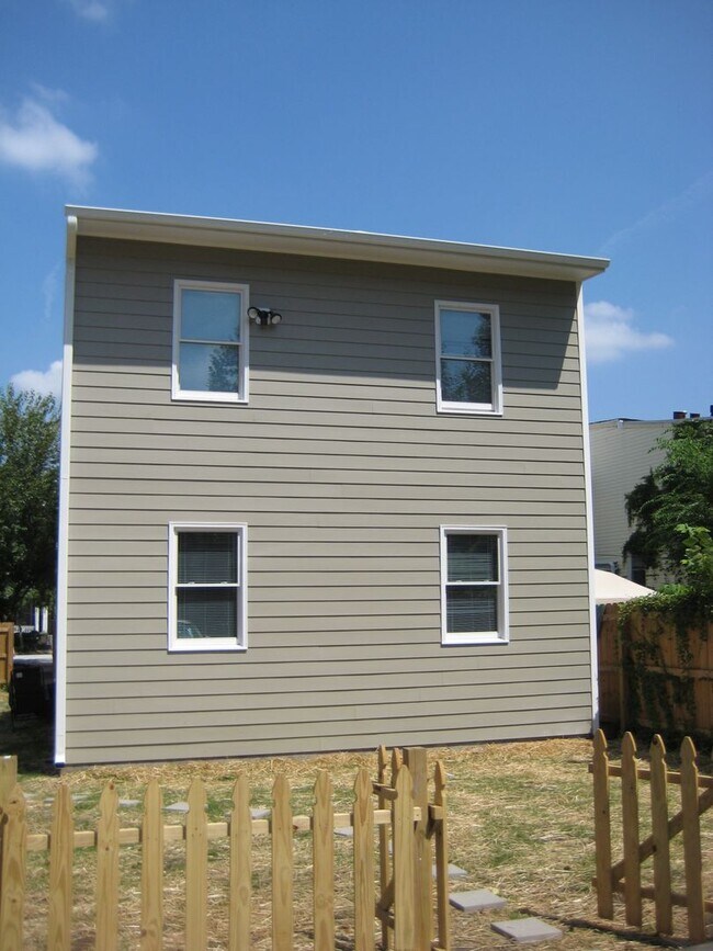 Building Photo - 715 W Clay St