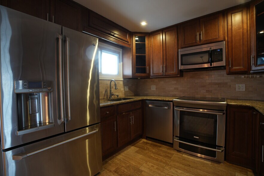 Building Photo - 90 Cobalt Ridge Dr E