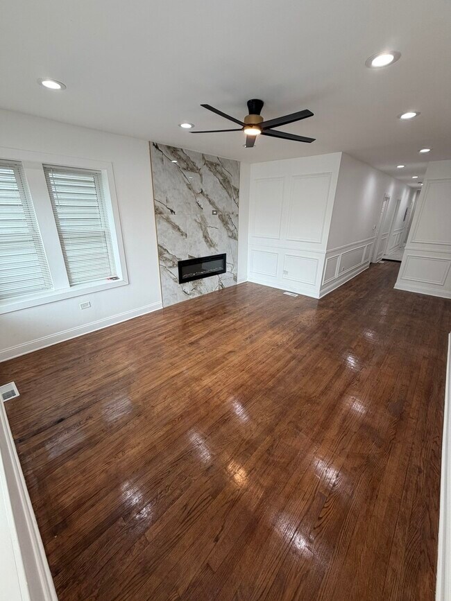 Building Photo - 1048 W Marquette Rd