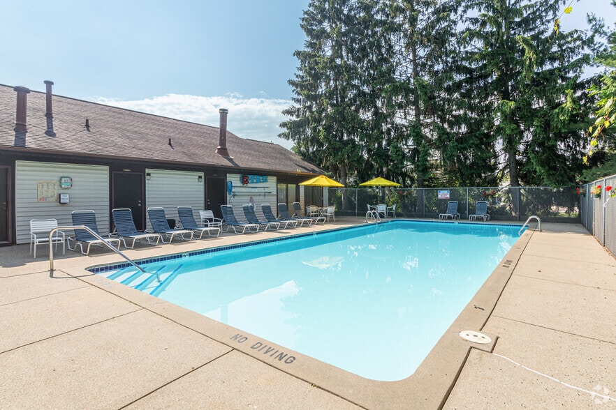 Pool - Beckwith Place Apartments