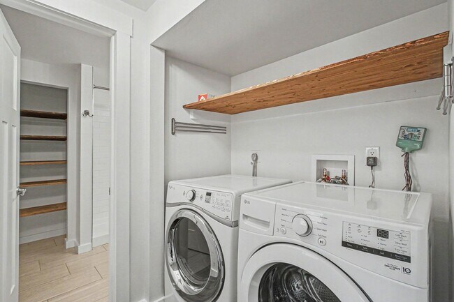Building Photo - 3 bedroom, 2 car garage, fenced yard, updated and clean!