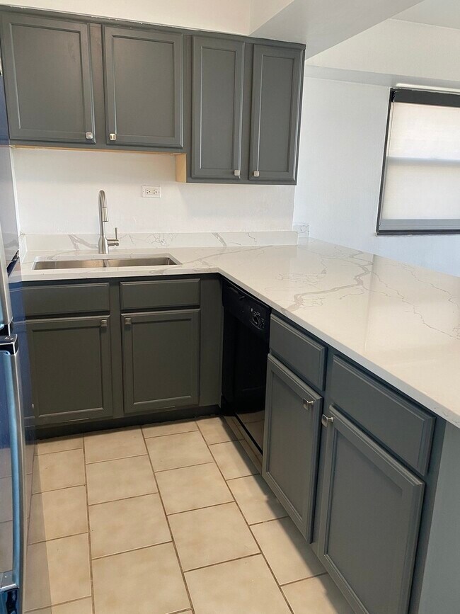 Building Photo - 6030 N Sheridan Rd