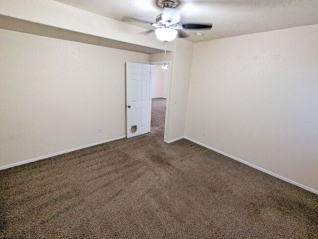 Building Photo - Large Single Family Home