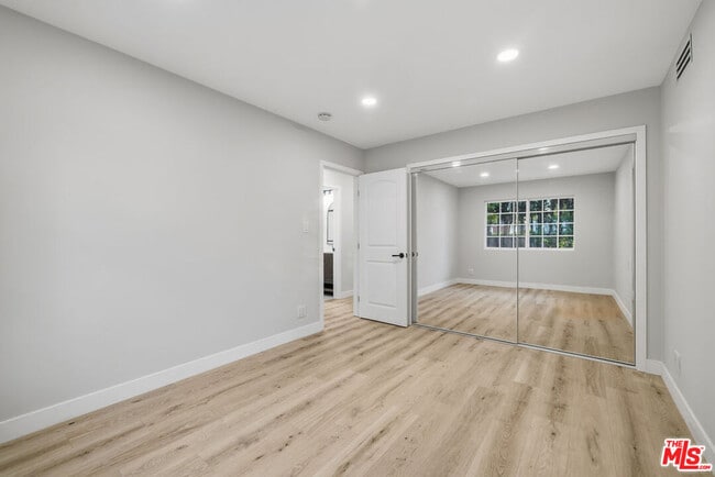 Building Photo - 10557 Reseda Blvd