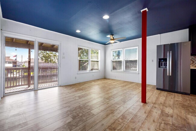 Building Photo - 370 Ling St