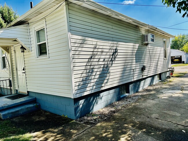 Side of house and driveway - 717 Koogler St