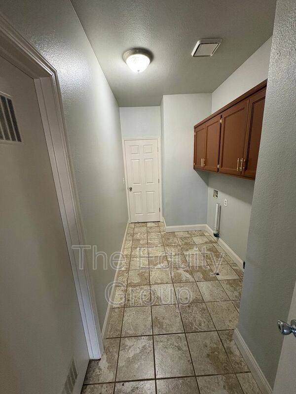 Building Photo - 540 W Birch Ct