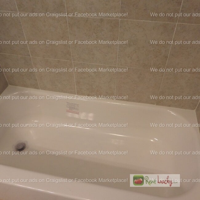 Building Photo - Cool & HUGE 5-Bedroom Home in Des Moines with Large Detached Shop/Garage!!