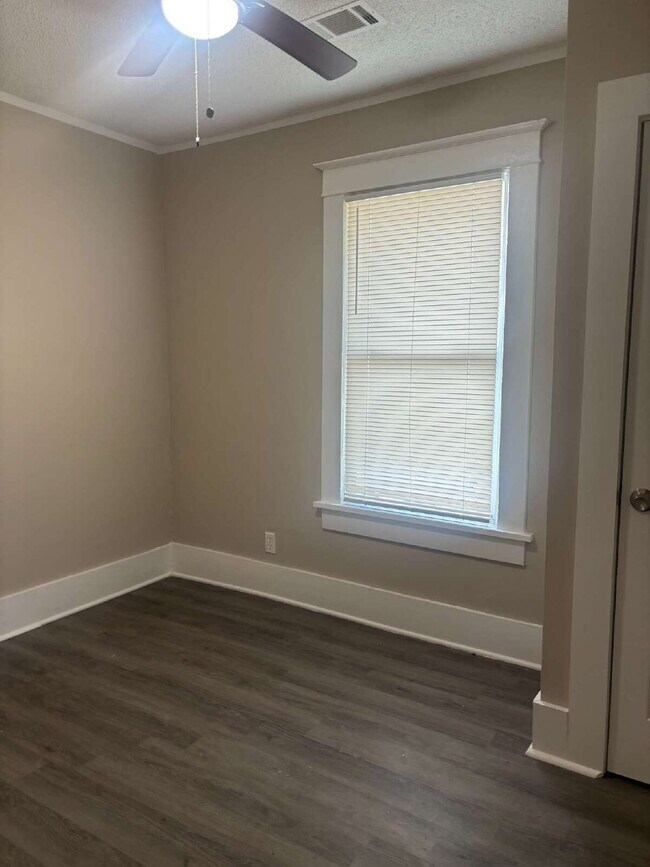 Building Photo - "Charming 3-Bedroom Home with Gleaming Hardwood Floors in Vibrant Memphis Neighborhood!"