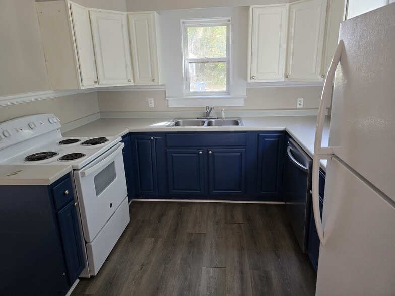 Building Photo - 4928 Oleander Dr