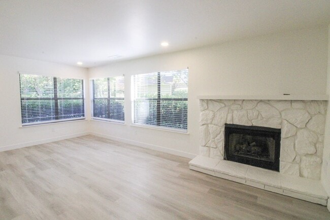 Building Photo - 2 Bed, 2 Bath Townhome in San Luis Obispo!