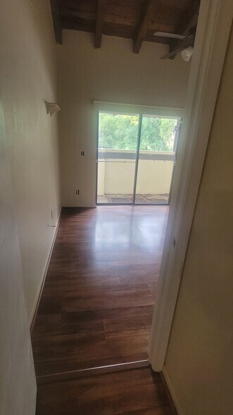 Room 2 - 3447 E Fort King St