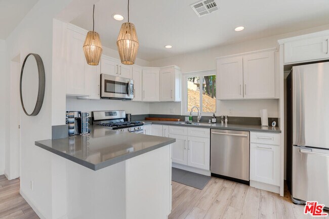 Building Photo - 5343 Tendilla Ave