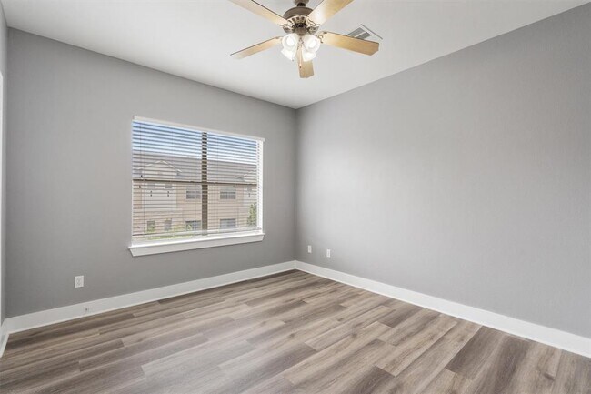 Building Photo - 13420 Lyndhurst St