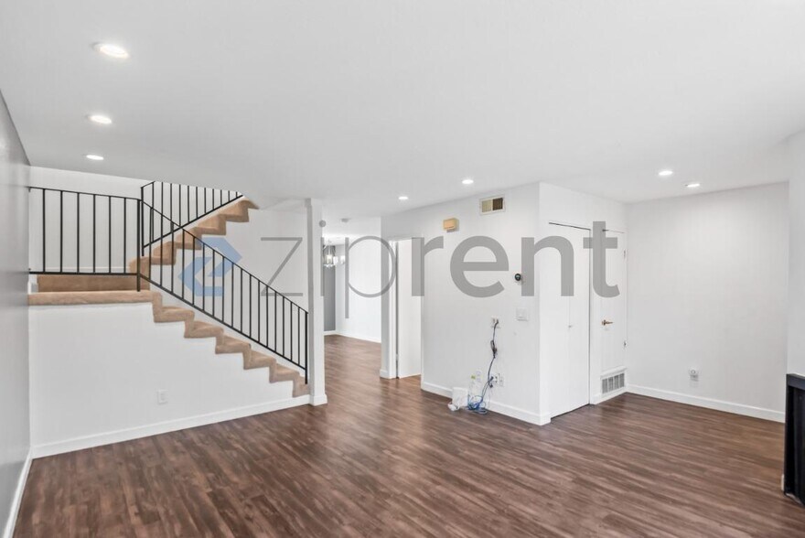Building Photo - Unit