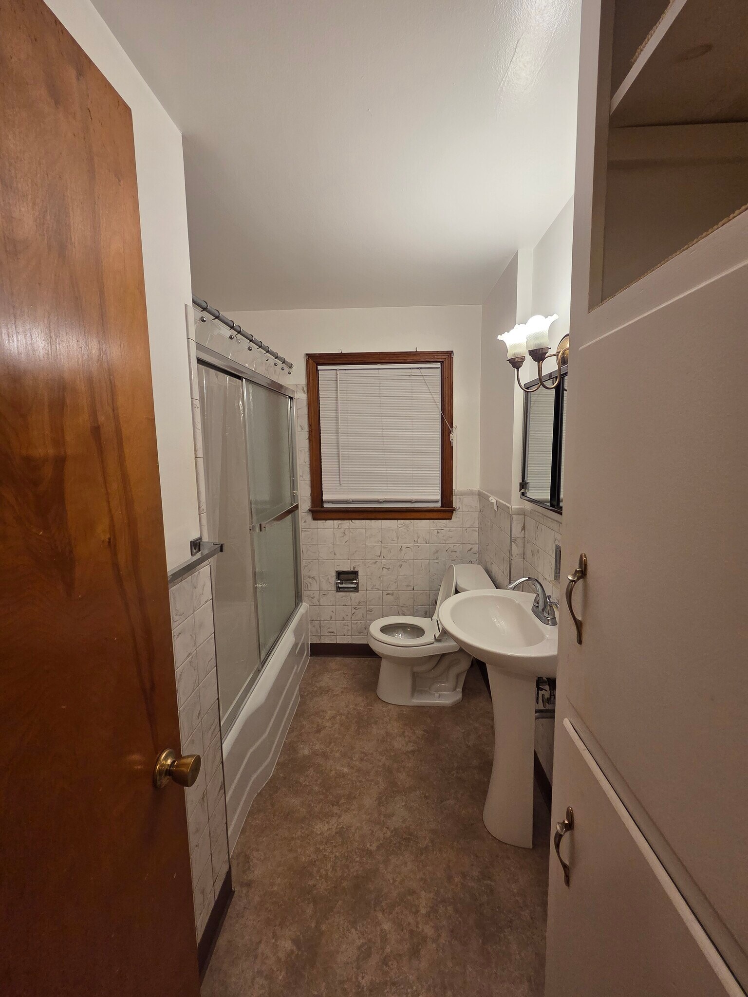 Upper bathroom - 729 Ruie Rd