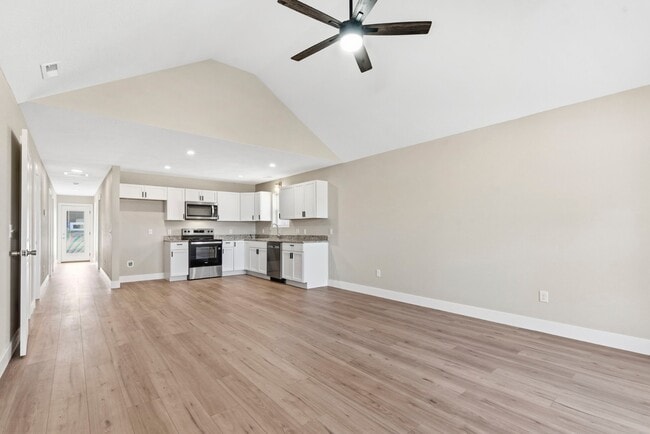 Building Photo - 1342 E Blaine St