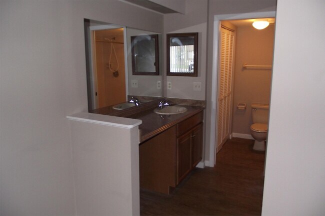 Building Photo - 5293 Vineland Rd