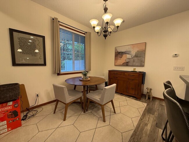 Building Photo - Great 3BR/2BA End Unit Elk River Townhome Available June!