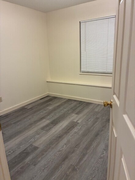 Building Photo - 1050 Plaza Ct N