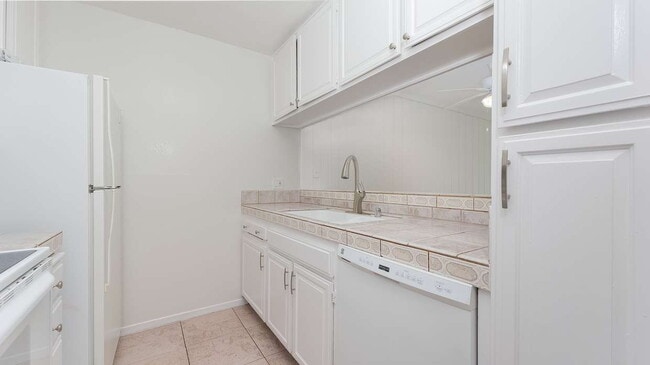 Building Photo - Coastal Living at Its Finest: Charming 1-B...