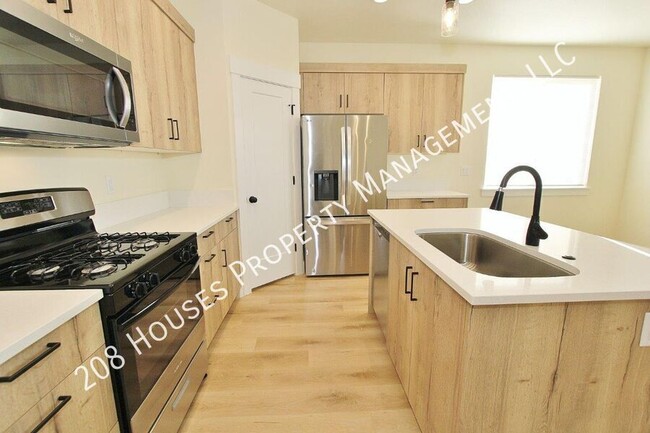 Building Photo - Immaculate Apartment *75% Off First Months...