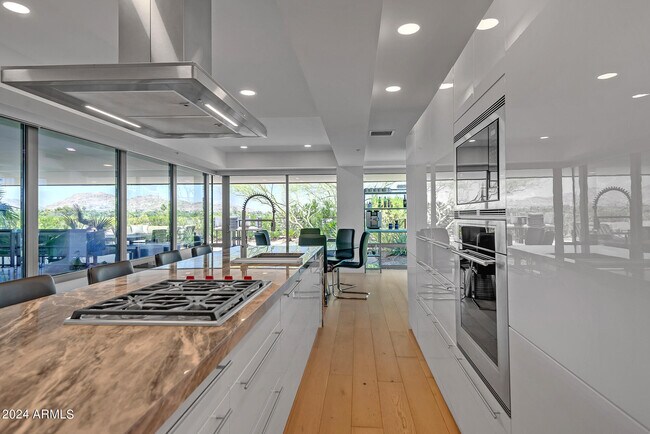 Building Photo - 7117 E Rancho Vista Dr