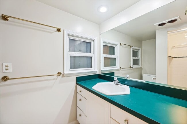 Building Photo - Newly Renovated: 4 Bed 2 Bath on 5th Stree...