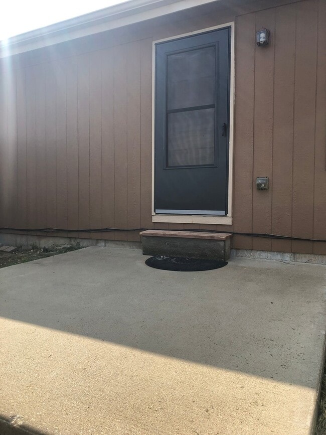 Building Photo - SPACIOUS SINGLE FAMILY IN GREAT LOCATION