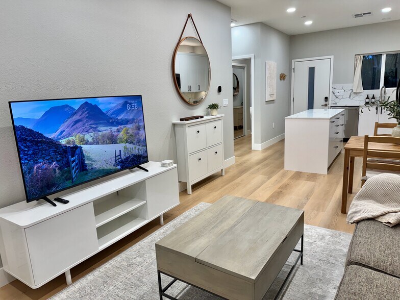 Building Photo - 711 N Hobson Ave