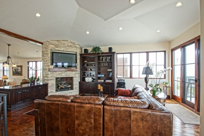 Building Photo - LUXURIOUS & FULLY FURNISHED, 2800 SQ FT WALKSTREET HOME W/ GREAT OCEAN VIEWS, LARGE DECK, 3 BALCO...