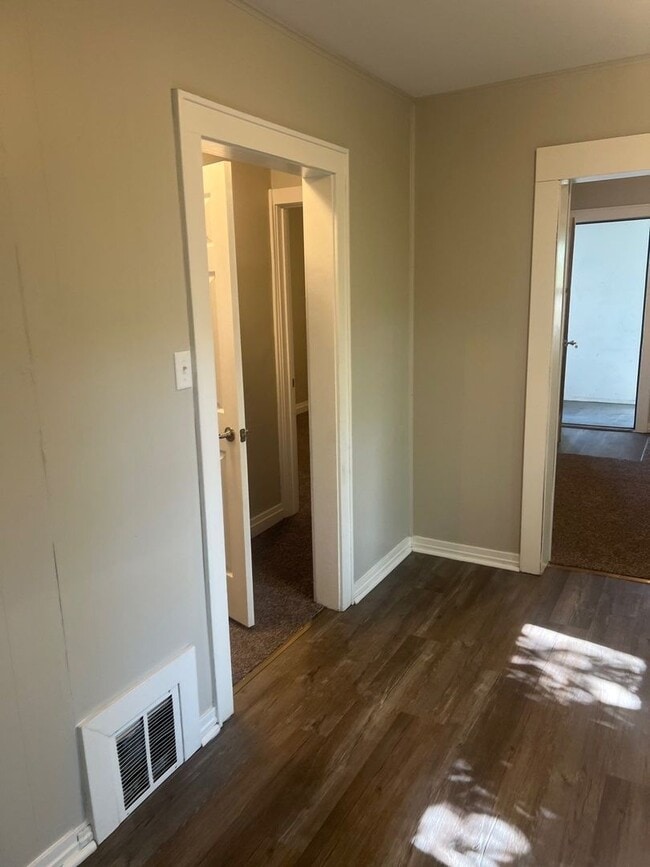 Building Photo - 1207 E Columbus Dr