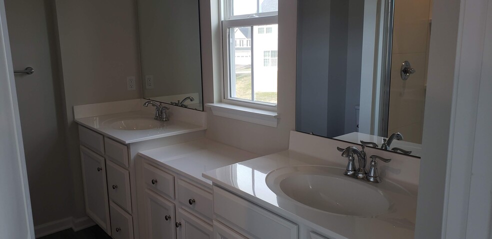 double vanity in master bath - 3001 Olivetre Dr