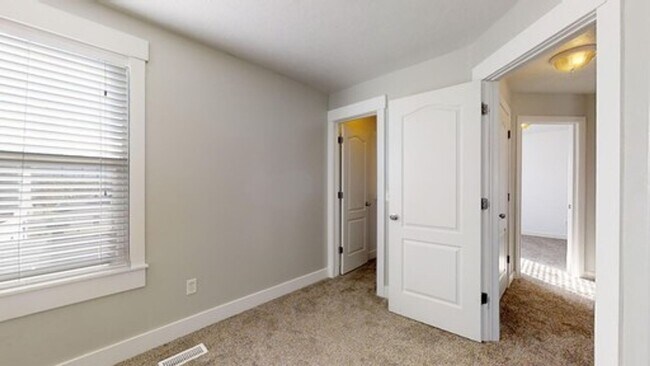 Building Photo - Springville Home