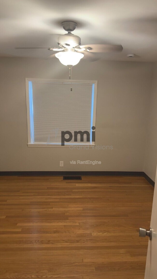 Building Photo - 1528 Division St